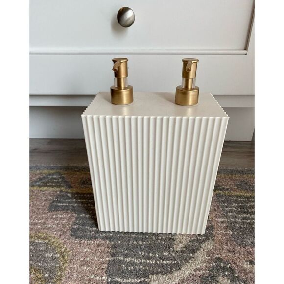 Simple Ribbed Lotion/Soap Refillable Container 6x9” - Picture 6 of 6